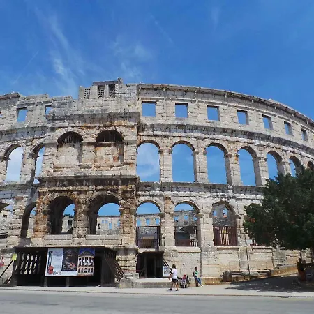 In Pula/istrien 10835 *